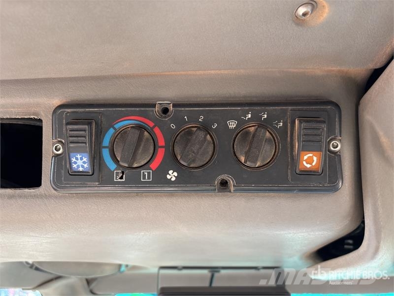 John Deere 400D Зчленовані самоскиди
