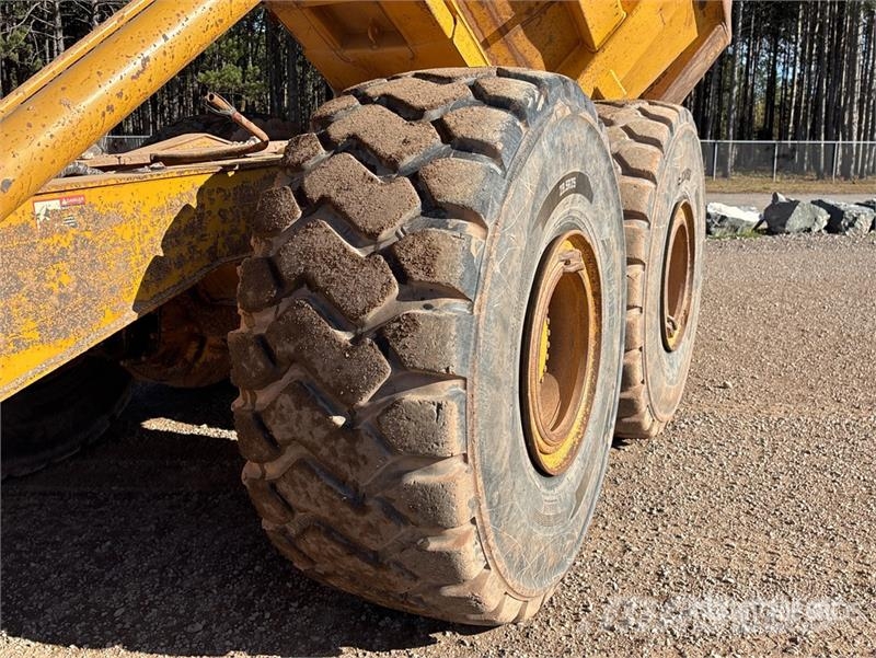 John Deere 400D Зчленовані самоскиди