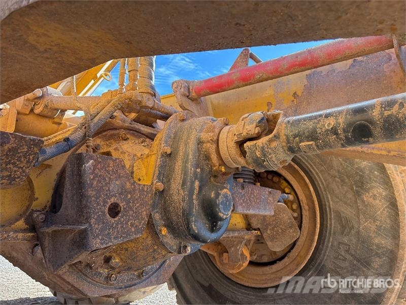 John Deere 400D Зчленовані самоскиди