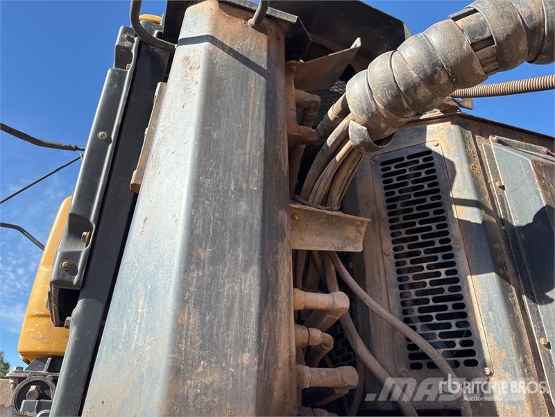 John Deere 400D Зчленовані самоскиди