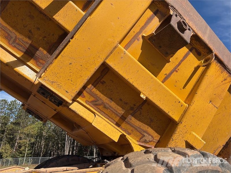 John Deere 400D Зчленовані самоскиди