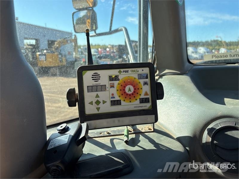 John Deere 400D Зчленовані самоскиди
