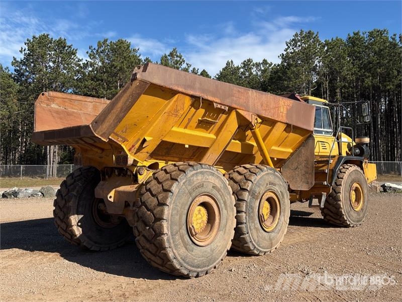 John Deere 400D Зчленовані самоскиди