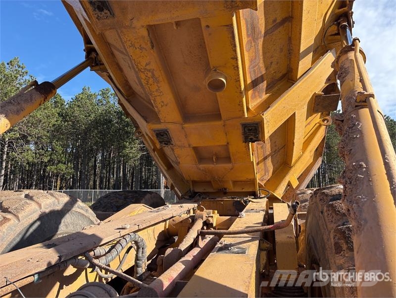 John Deere 400D Зчленовані самоскиди