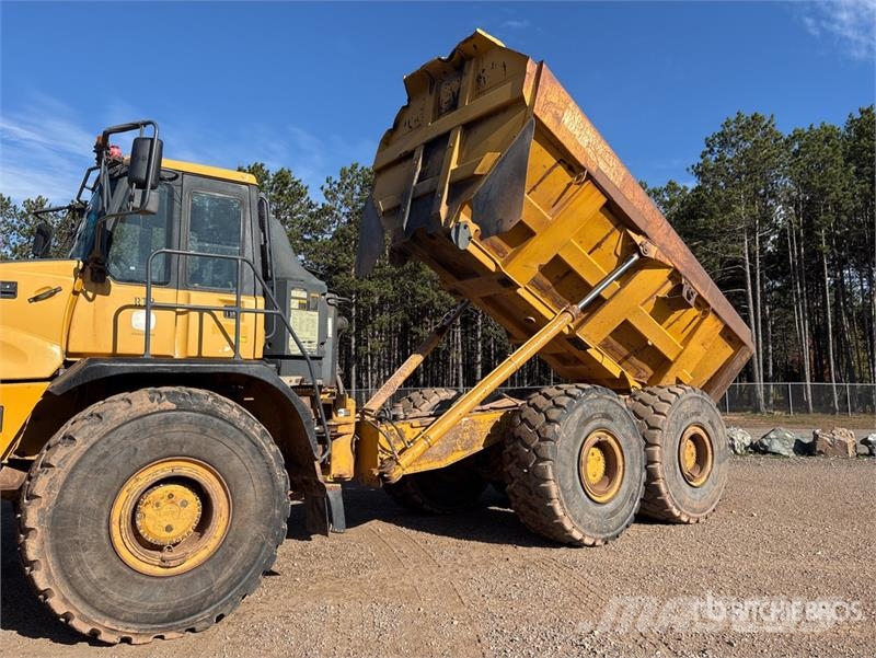 John Deere 400D Зчленовані самоскиди