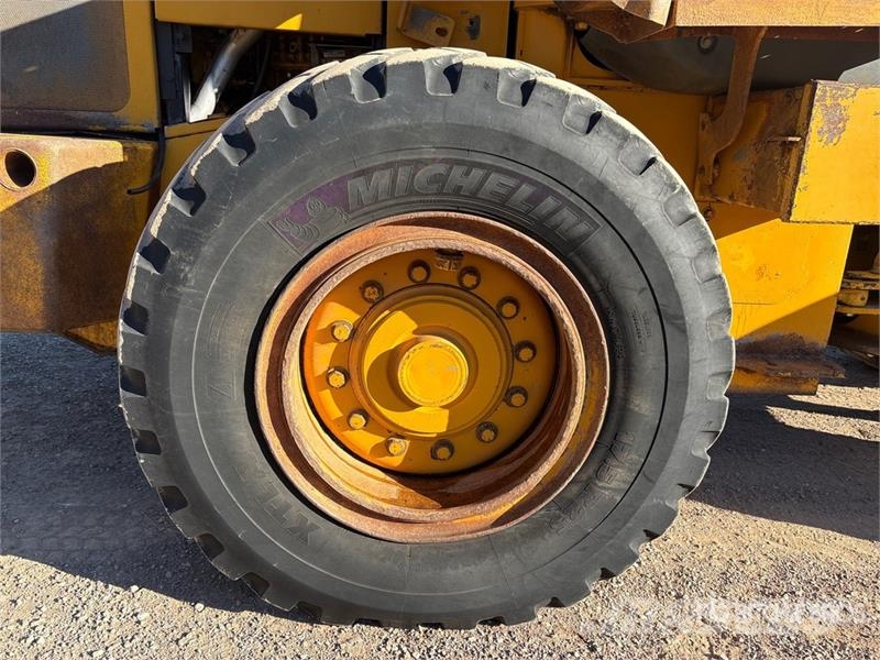 John Deere 444J Фронтальные погрузчики