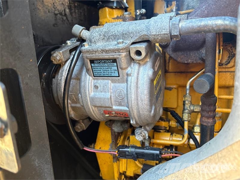 John Deere 444J Фронтальные погрузчики