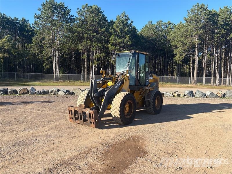 John Deere 444J Фронтальные погрузчики