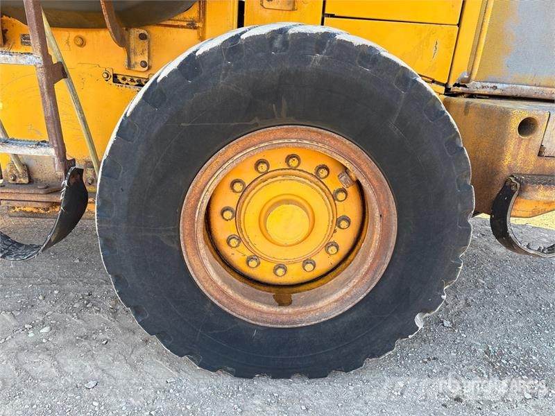 John Deere 444J Фронтальные погрузчики