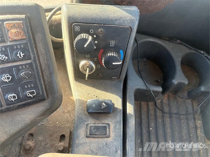 John Deere 444J Фронтальные погрузчики