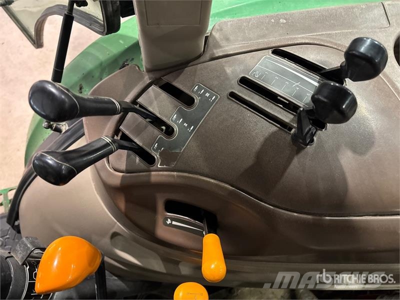 John Deere 5225 Внутрішні підмітальні машини