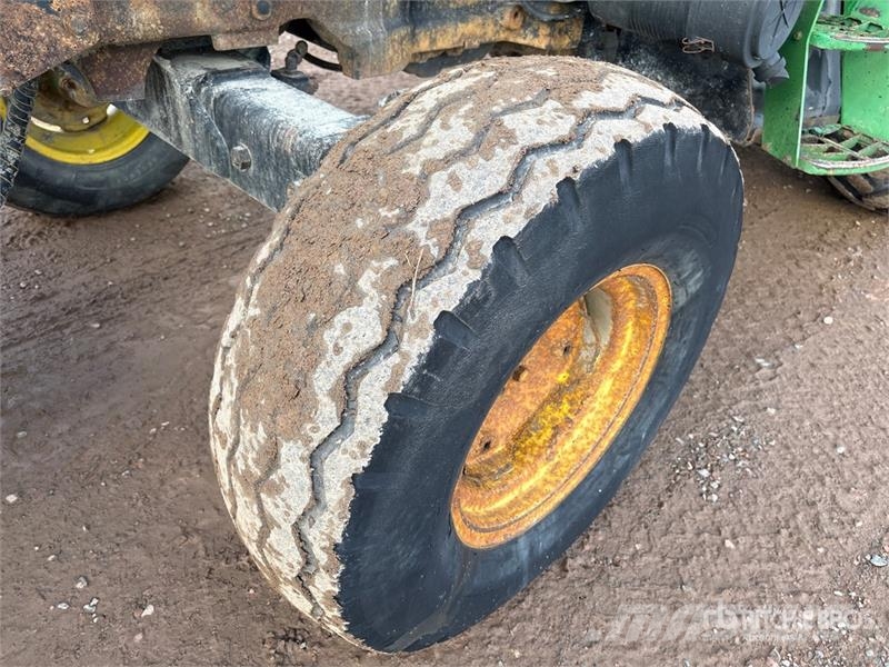 John Deere 5225 Внутрішні підмітальні машини