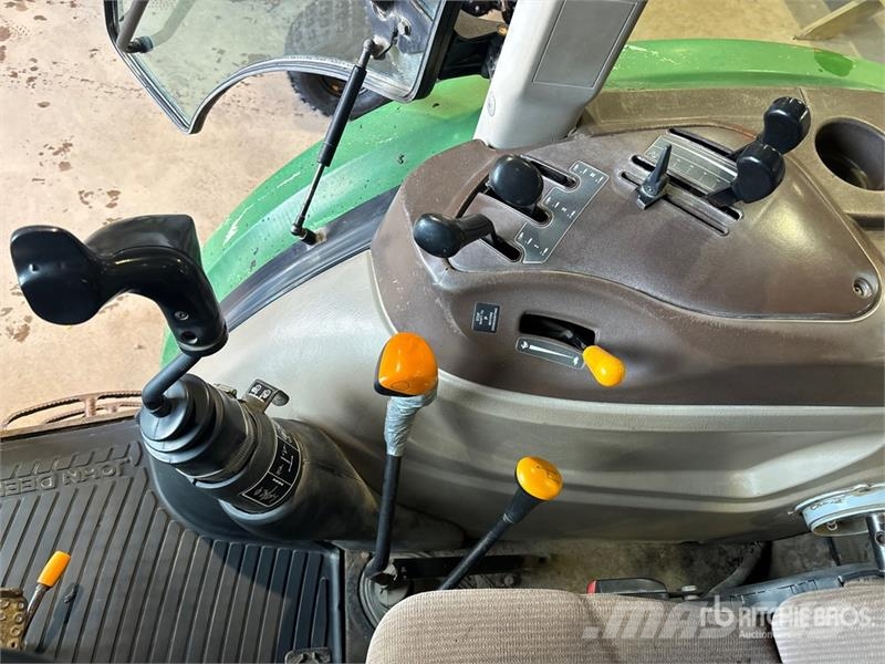 John Deere 5225 2WD Utility Tractor Taajamatraktorit