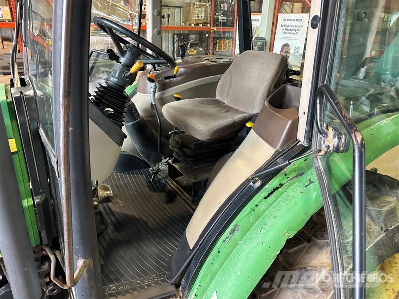 John Deere 5225 2WD Utility Tractor Taajamatraktorit