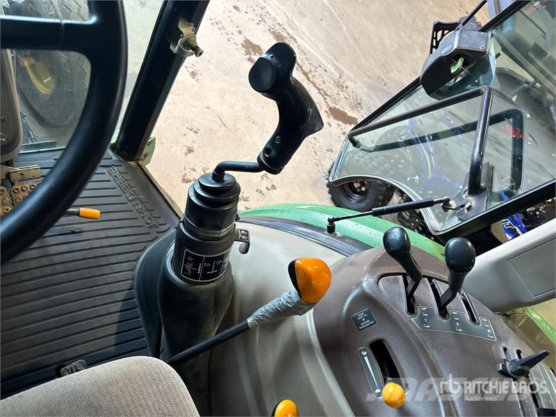 John Deere 5225 2WD Utility Tractor Taajamatraktorit