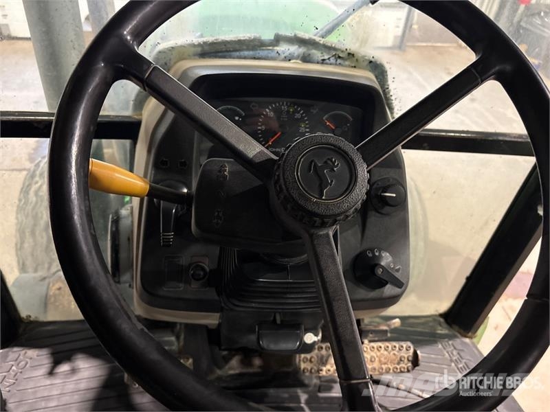 John Deere 5225 2WD Utility Tractor Tractores compactos