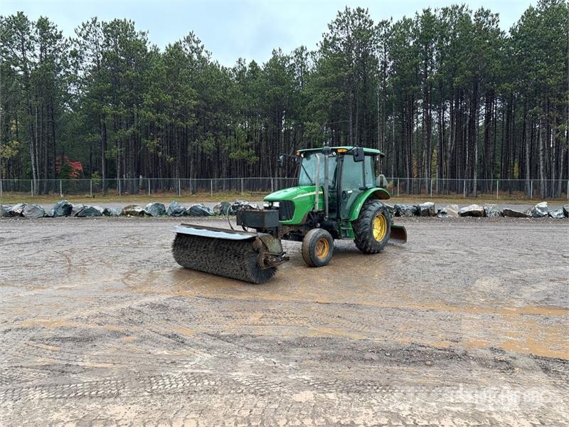John Deere 5225 2WD Utility Tractor Tractores compactos