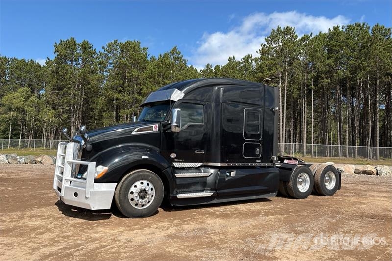 Kenworth T680 6x4 T/A Sleeper Truck Tractor Tegljači