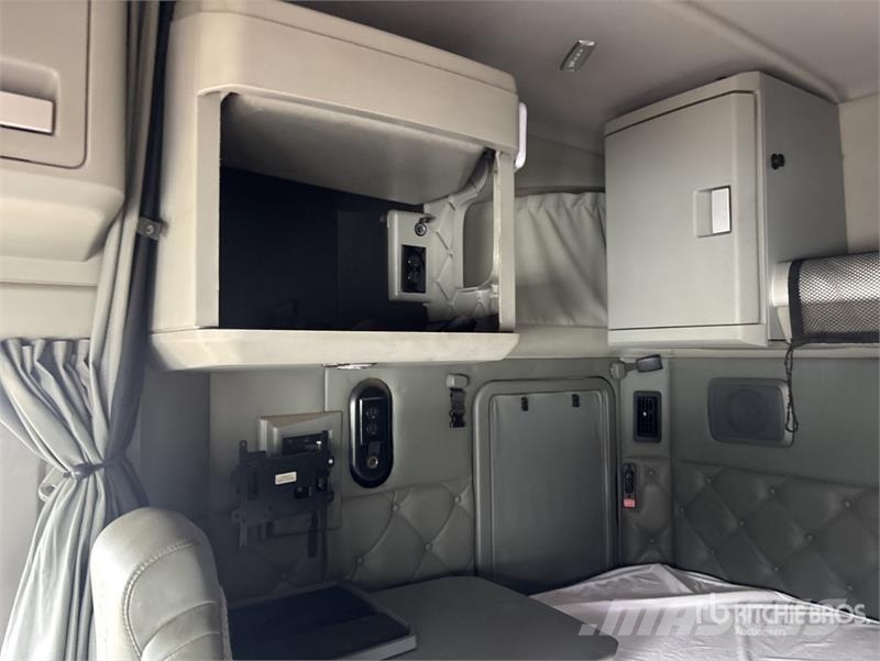 Kenworth T680 6x4 T/A Sleeper Truck Tractor Sadulveokid