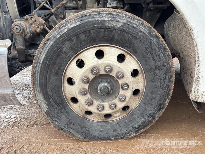 Kenworth T680 6x4 T/A Day Cab Truck Tractor Vlačilci