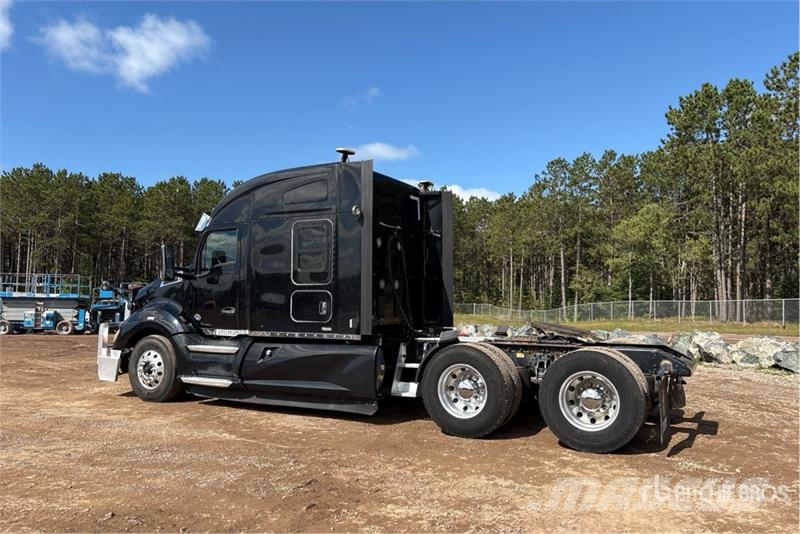 Kenworth T680 6x4 T/A Sleeper Truck Tractor Tegljači