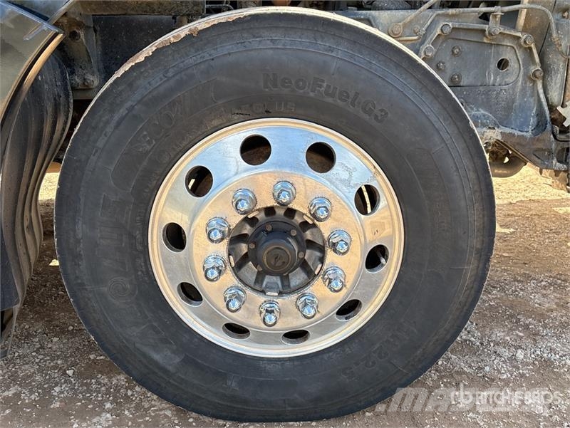 Kenworth T680 6x4 T/A Sleeper Truck Tractor Tegljači