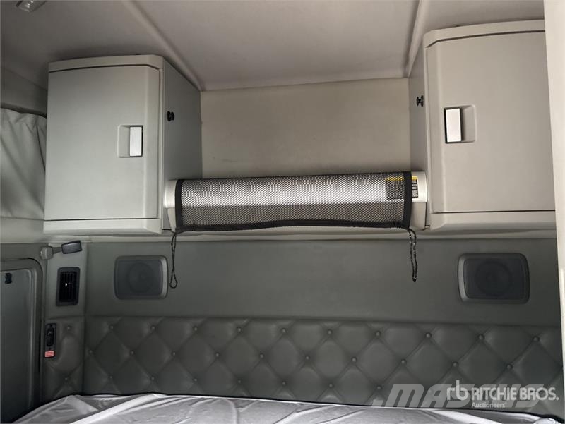 Kenworth T680 6x4 T/A Sleeper Truck Tractor Sadulveokid