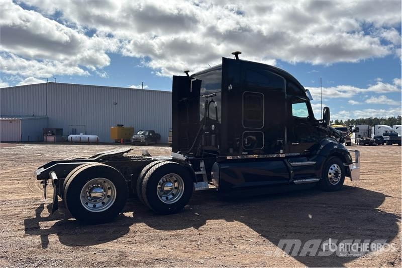 Kenworth T680 6x4 T/A Sleeper Truck Tractor Tegljači