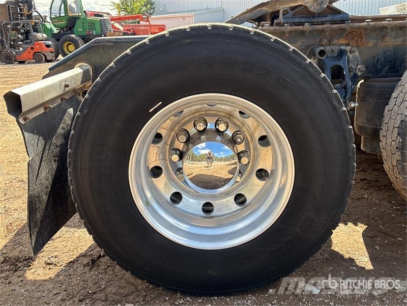 Kenworth T680 6x4 T/A Sleeper Truck Tractor Tegljači
