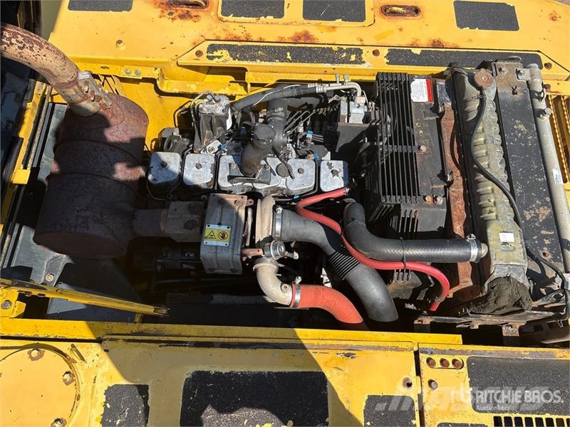 Komatsu PC220LC-7 Long Reach Tracked Excavator Beltegraver