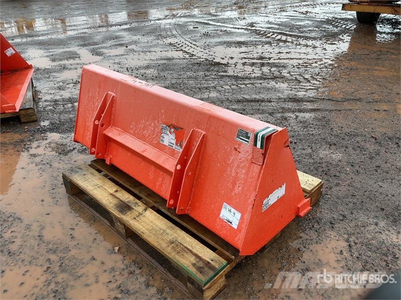 Kubota B1675 Ag Tractor Bucket (Unused) Egyéb traktor tartozékok
