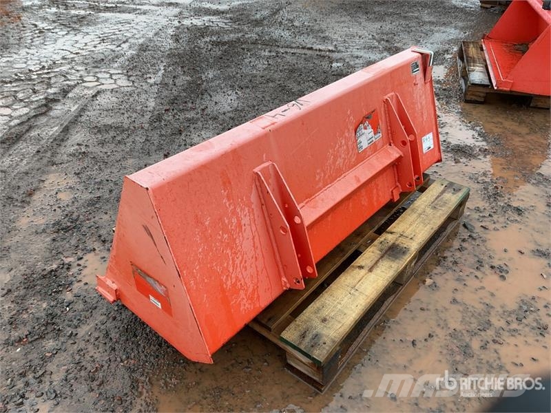 Kubota B1675 Ag Tractor Bucket (Unused) Egyéb traktor tartozékok