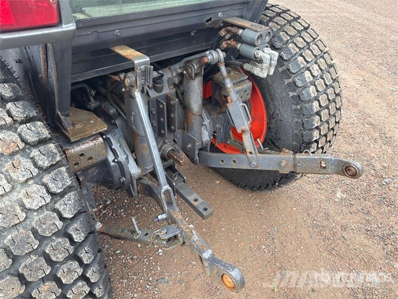 Kubota L3240D 4WD Utility Tractor Taajamatraktorit