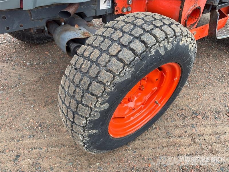 Kubota L3240D 4WD Utility Tractor Taajamatraktorit