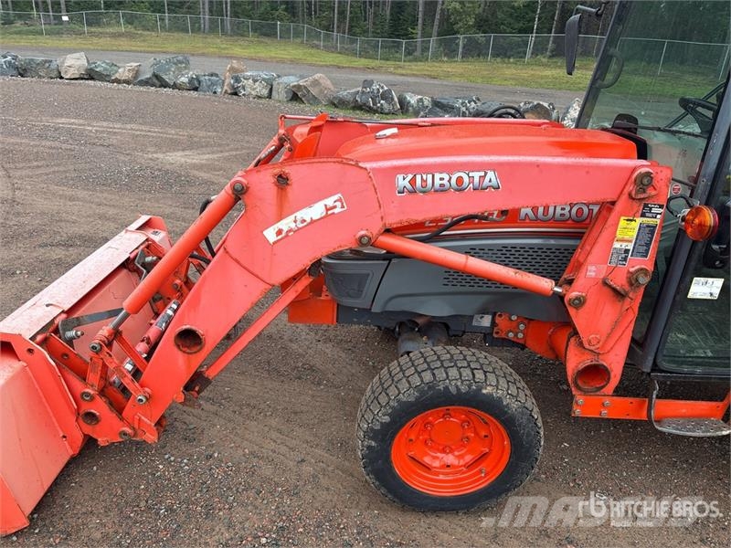 Kubota L3240D 4WD Utility Tractor Taajamatraktorit