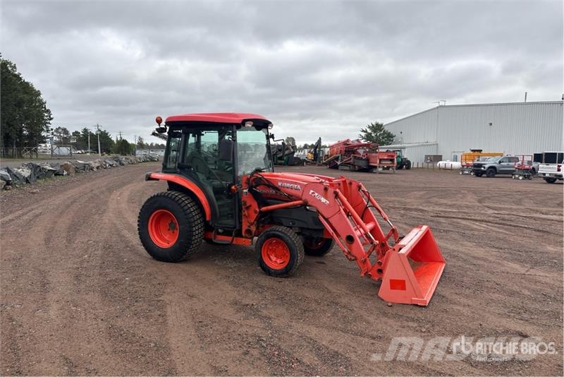 Kubota L3240D 4WD Utility Tractor Taajamatraktorit