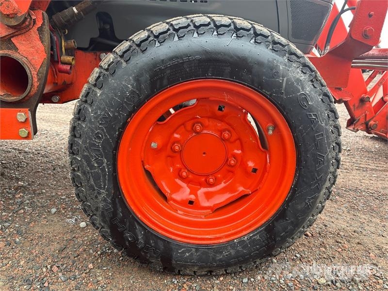 Kubota L3240D 4WD Utility Tractor Taajamatraktorit