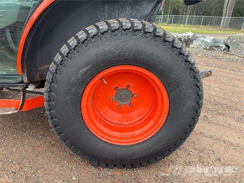 Kubota L3240D 4WD Utility Tractor Taajamatraktorit