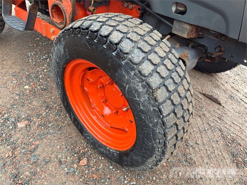 Kubota L3240D 4WD Utility Tractor Taajamatraktorit