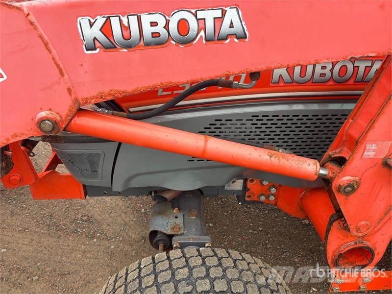 Kubota L3240D 4WD Utility Tractor Taajamatraktorit