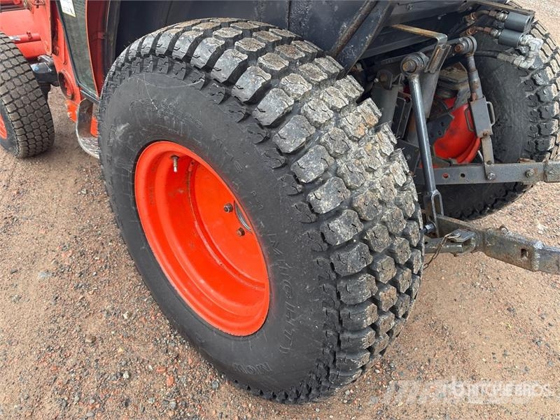 Kubota L3240D 4WD Utility Tractor Taajamatraktorit