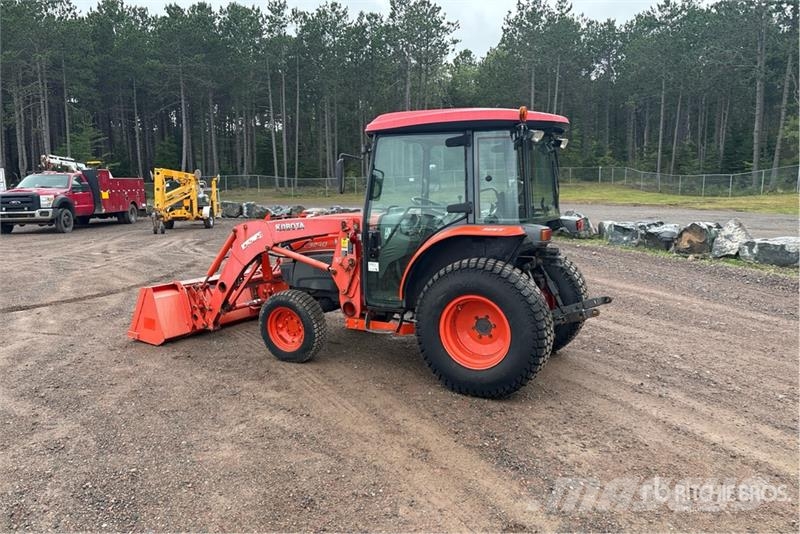 Kubota L3240D 4WD Utility Tractor Taajamatraktorit