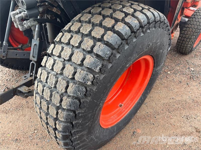 Kubota L3240D 4WD Utility Tractor Taajamatraktorit