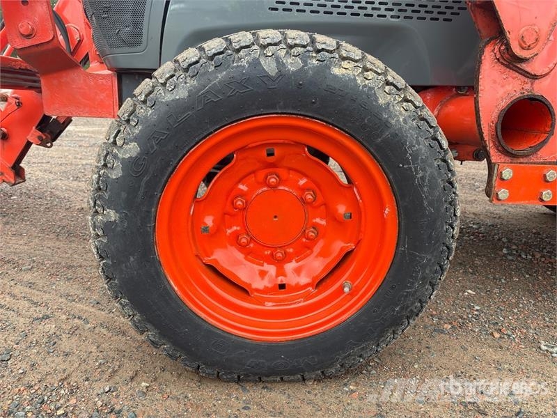 Kubota L3240D 4WD Utility Tractor Taajamatraktorit
