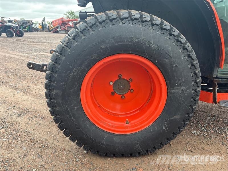 Kubota L3240D 4WD Utility Tractor Taajamatraktorit