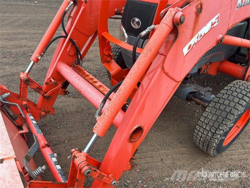 Kubota L3240D 4WD Utility Tractor Taajamatraktorit