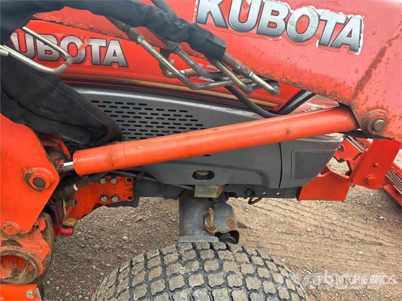 Kubota L3240D 4WD Utility Tractor Taajamatraktorit