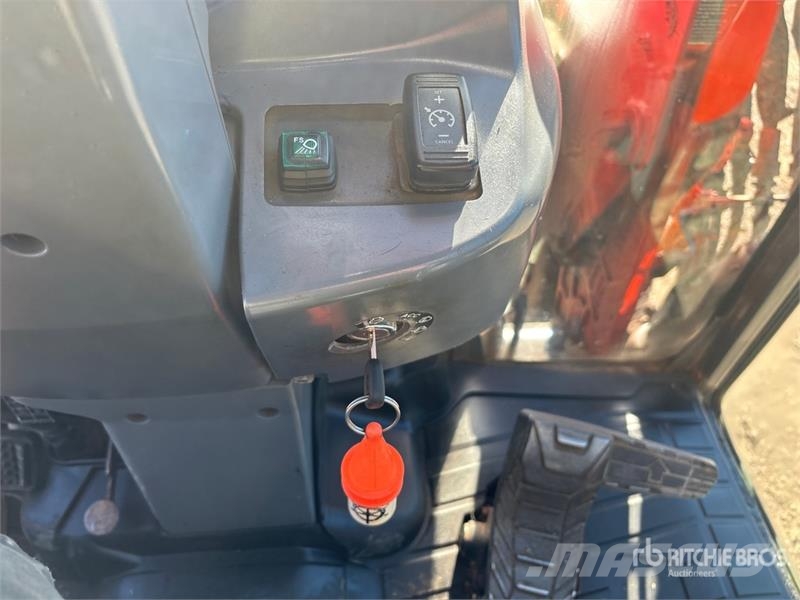Kubota L6060HSTCC 4WD Utility Tractor Kompakttraktorid