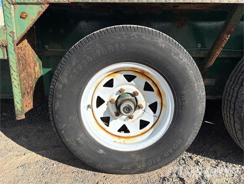 LWL T24FB15LP 24 ft Tri/A Flatbed Trailer Platformas/izkraušana no sāniem