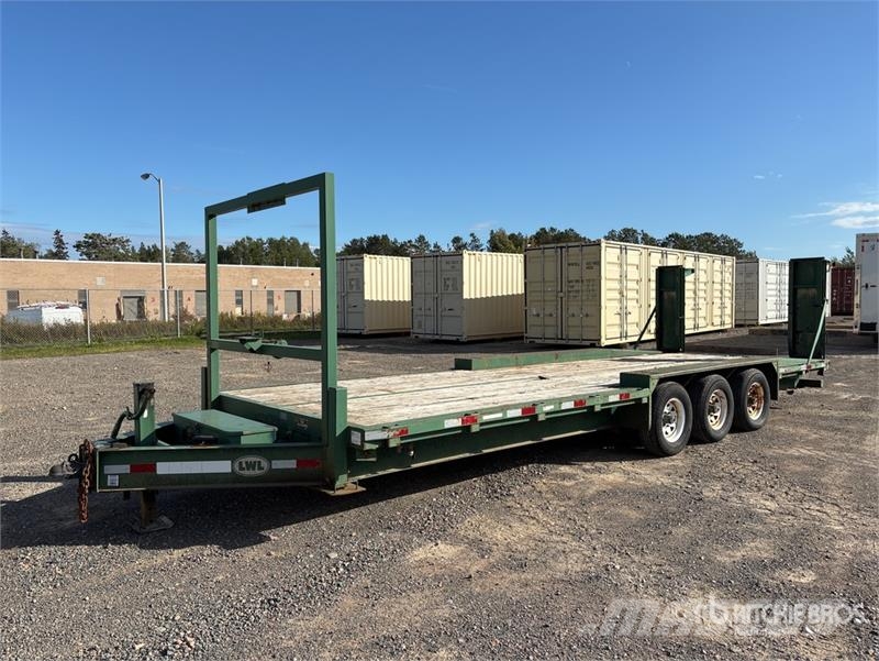 LWL T24FB15LP 24 ft Tri/A Flatbed Trailer Platformas/izkraušana no sāniem